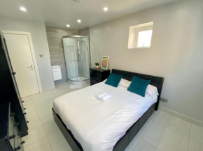 Euston Apartment by DC London Rooms